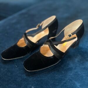 stunning sals fifth avenue Black velvet Mary Jane Heels 8 AAA